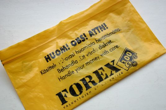 Forexin kirkuvan keltainen rahakuori: "HUOM! Käsittele rahojasi huomiota herättämättä." Sama ruotsiksi ja englanniksi. " Forex - valuuttujen asiantuntija